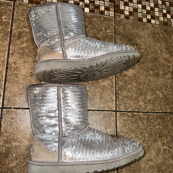 UGG Shoes - VINTAGE RARE UGG AUSTRALIA SILVER SEQUINS WOMENS SZ 6
